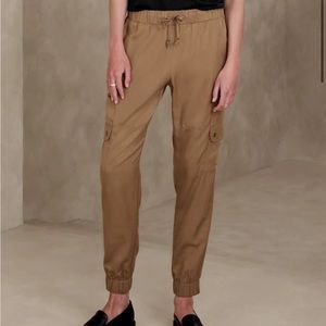Brand new Banana Republic, Tencel jogger in cream